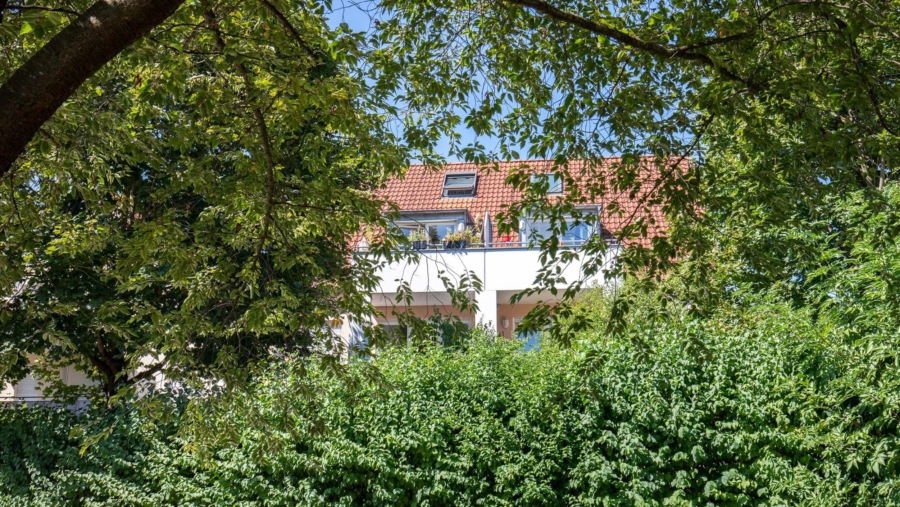 Schöne moderne 2,5-Zimmer-Maisonette-Dachgeschosswohnung im Herzen von Hallbergmoos zu vergeben! - Balkon