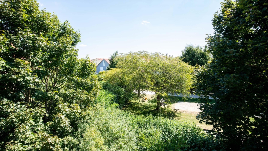 Schöne moderne 2,5-Zimmer-Maisonette-Dachgeschosswohnung im Herzen von Hallbergmoos zu vergeben! - Ausblick vom Balkon