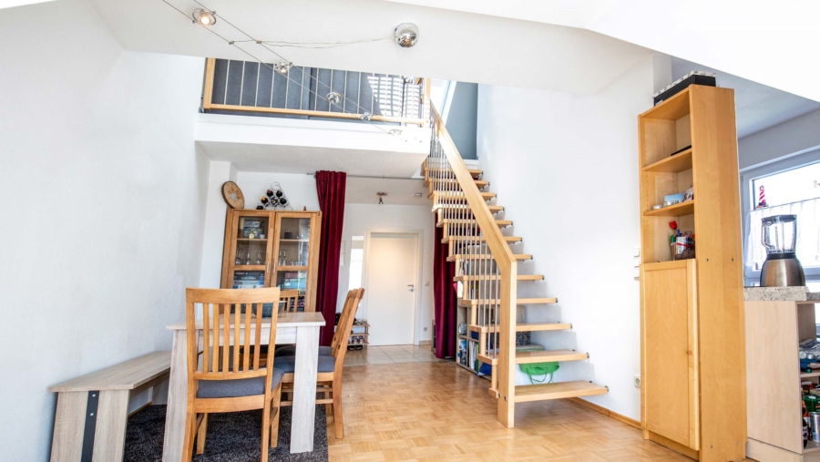Schöne moderne 2,5-Zimmer-Maisonette-Dachgeschosswohnung im Herzen von Hallbergmoos zu vergeben! - Wohnbereich Ansicht 1
