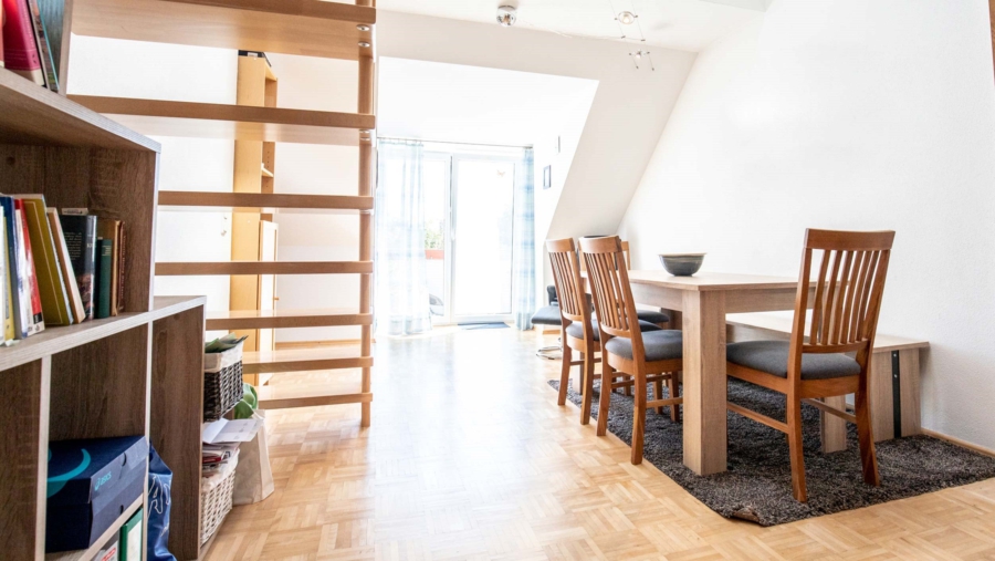 Schöne moderne 2,5-Zimmer-Maisonette-Dachgeschosswohnung im Herzen von Hallbergmoos zu vergeben! - Wohnbereich Ansicht 2