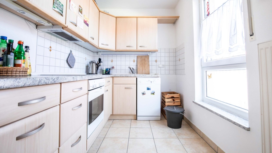 Schöne moderne 2,5-Zimmer-Maisonette-Dachgeschosswohnung im Herzen von Hallbergmoos zu vergeben! - Küche