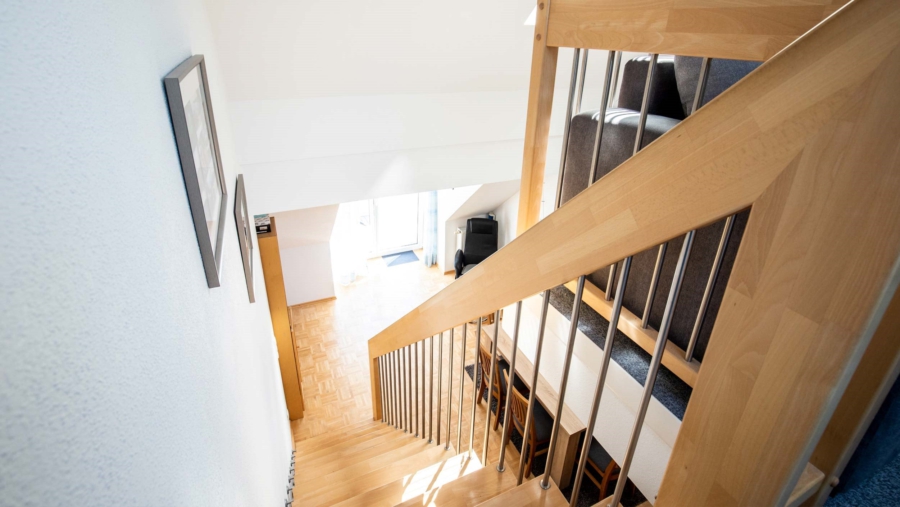 Schöne moderne 2,5-Zimmer-Maisonette-Dachgeschosswohnung im Herzen von Hallbergmoos zu vergeben! - Treppe