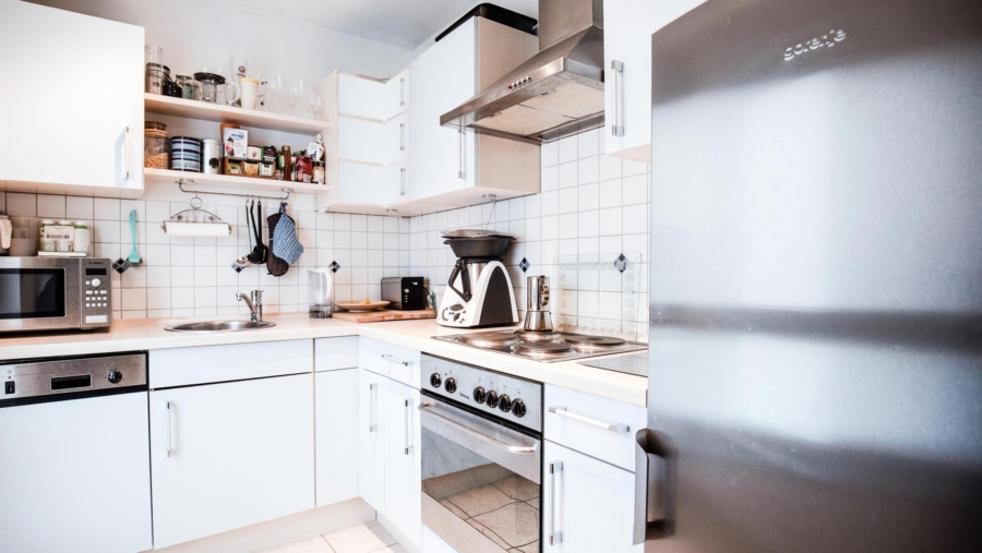 Schöne moderne 2-Zimmer-Gartenwohnung im Herzen von Hallbergmoos zu vergeben! - Küche Ansicht 1