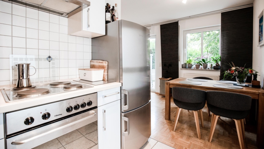 Schöne moderne 2-Zimmer-Gartenwohnung im Herzen von Hallbergmoos zu vergeben! - Küche Ansicht 2