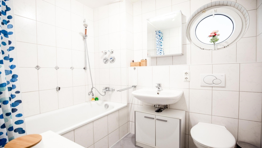 Schöne moderne 2-Zimmer-Gartenwohnung im Herzen von Hallbergmoos zu vergeben! - Badezimmer