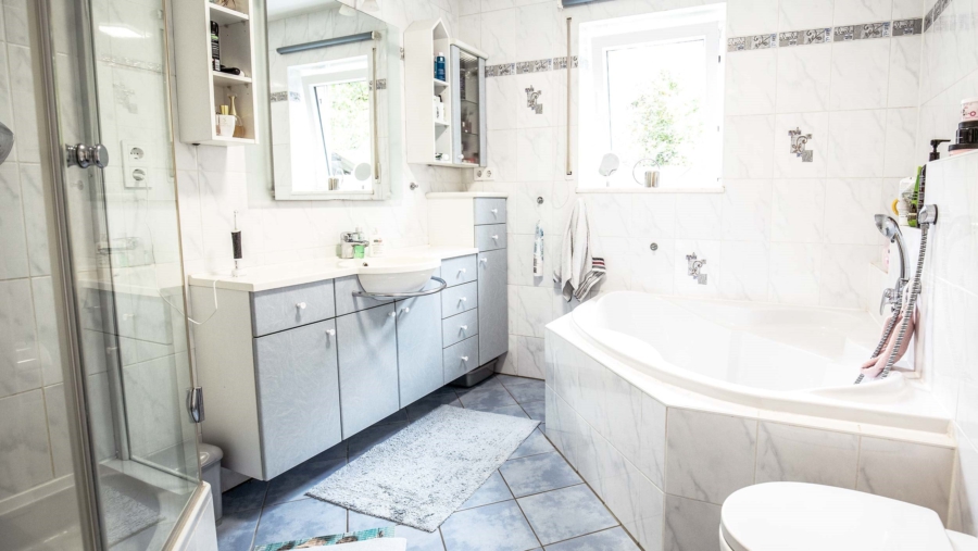 Traumhaft schöne 4-Zimmer-Gartenwohnung im Zentrum von Wartenberg zu vergeben! - Badezimmer