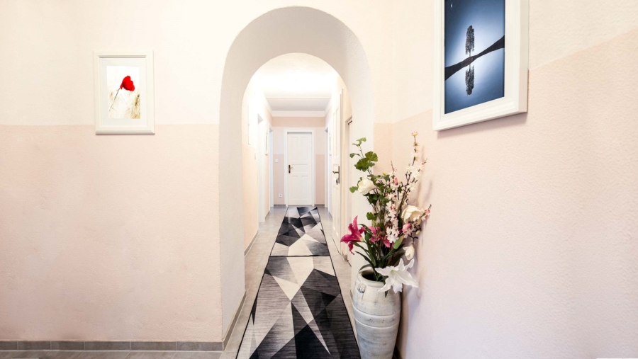 Traumhaft schöne 4-Zimmer-Gartenwohnung im Zentrum von Wartenberg zu vergeben! - Flur