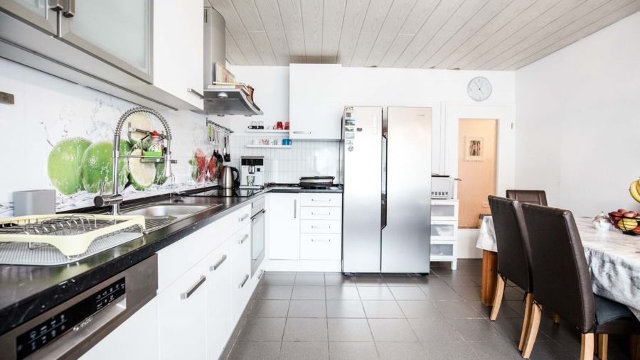 Traumhaft schöne 4-Zimmer-Gartenwohnung im Zentrum von Wartenberg zu vergeben! - Küche