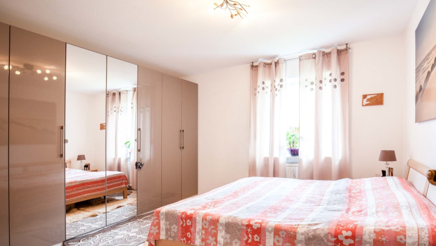 Traumhaft schöne 4-Zimmer-Gartenwohnung im Zentrum von Wartenberg zu vergeben! - Schlafzimmer