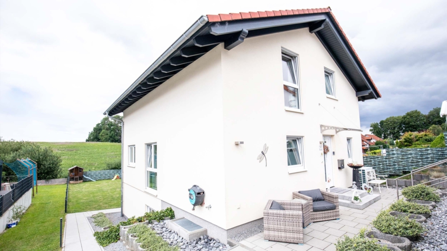 Wohntraum! Exklusives Einfamilienhaus mit 8 Zimmern & schönem Garten in 84149 Velden zu vergeben! - Hausansicht