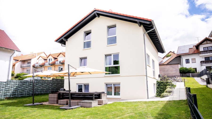 Wohntraum! Exklusives Einfamilienhaus mit 8 Zimmern & schönem Garten in 84149 Velden zu vergeben! - Garten mit Süd-Westterrasse