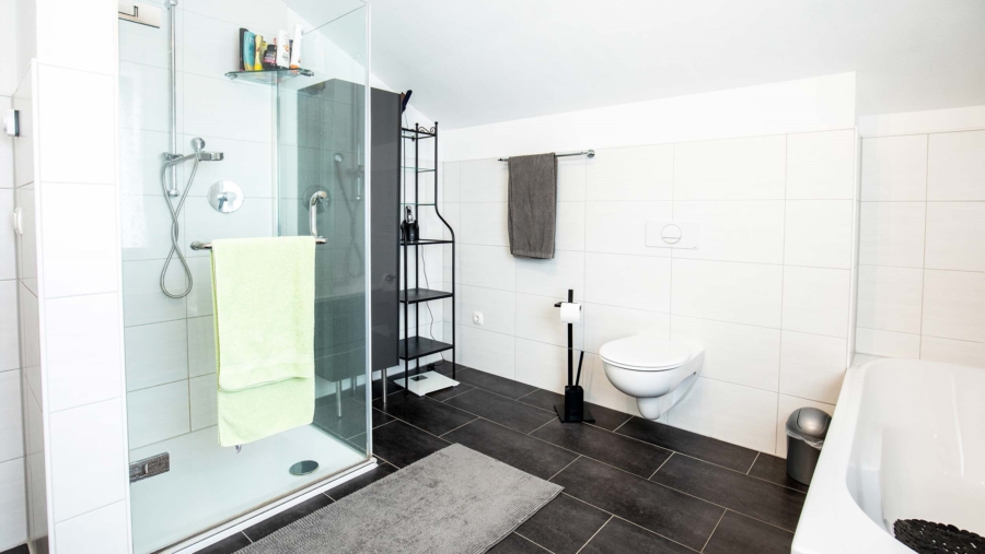 Wohntraum! Exklusives Einfamilienhaus mit 8 Zimmern & schönem Garten in 84149 Velden zu vergeben! - Badezimmer