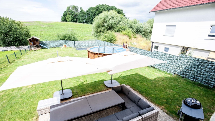 Wohntraum! Exklusives Einfamilienhaus mit 8 Zimmern & schönem Garten in 84149 Velden zu vergeben! - Garten