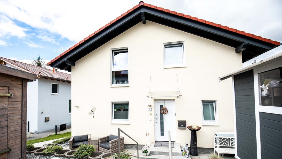Wohntraum! Exklusives Einfamilienhaus mit 8 Zimmern & schönem Garten in 84149 Velden zu vergeben! - Hauseingang
