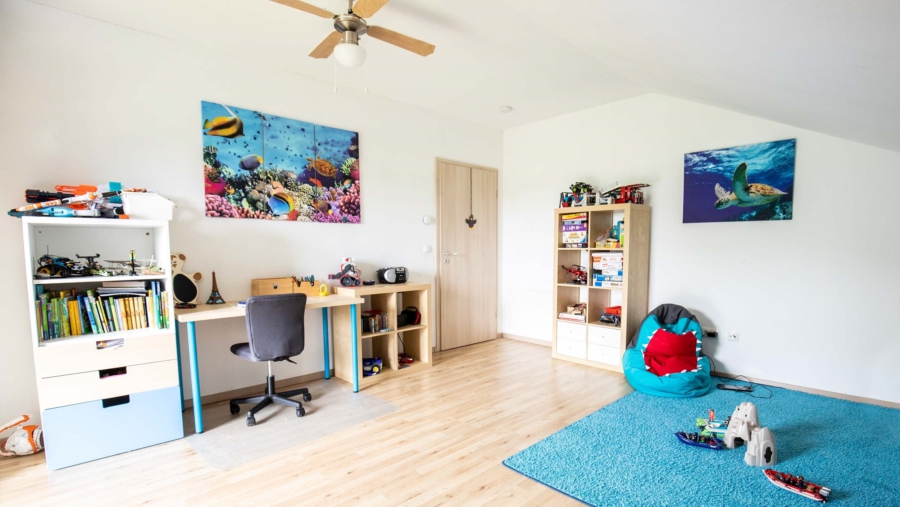 Wohntraum! Exklusives Einfamilienhaus mit 8 Zimmern & schönem Garten in 84149 Velden zu vergeben! - Kinderzimmer 1