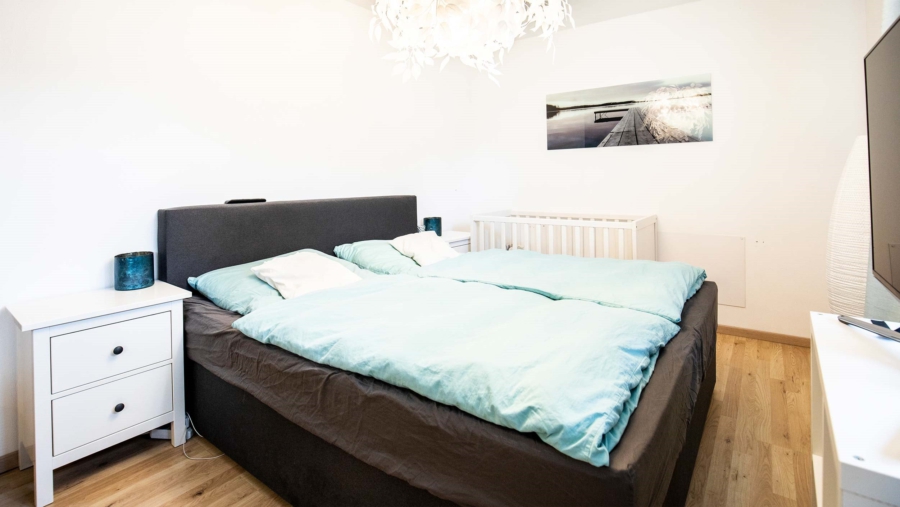 Wohntraum! Exklusives Einfamilienhaus mit 8 Zimmern & schönem Garten in 84149 Velden zu vergeben! - Schlafzimmer