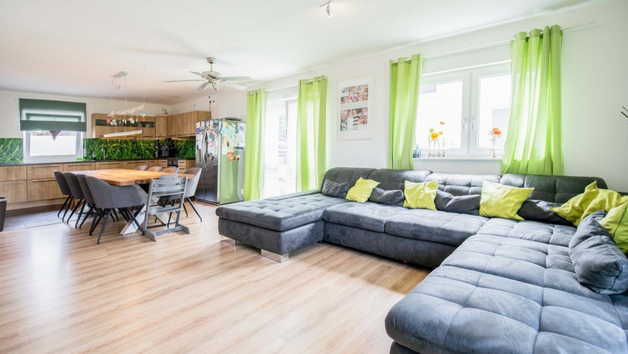 Wohntraum! Exklusives Einfamilienhaus mit 8 Zimmern & schönem Garten in 84149 Velden zu vergeben! - Wohnbereich