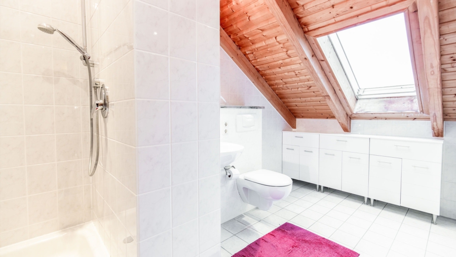 Ihr neues Zuhause mit viel Platz! Wunderschönes Reihenmittelhaus mit traumhaften Südgarten! - Badezimmer Dachgeschoss